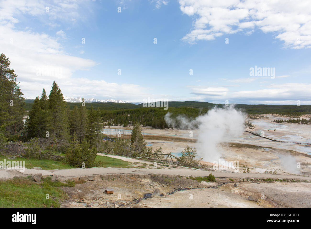 Sommaire des balades au lavabo en porcelaine Norris Geyser Basin dans le Parc National de Yellowstone Banque D'Images