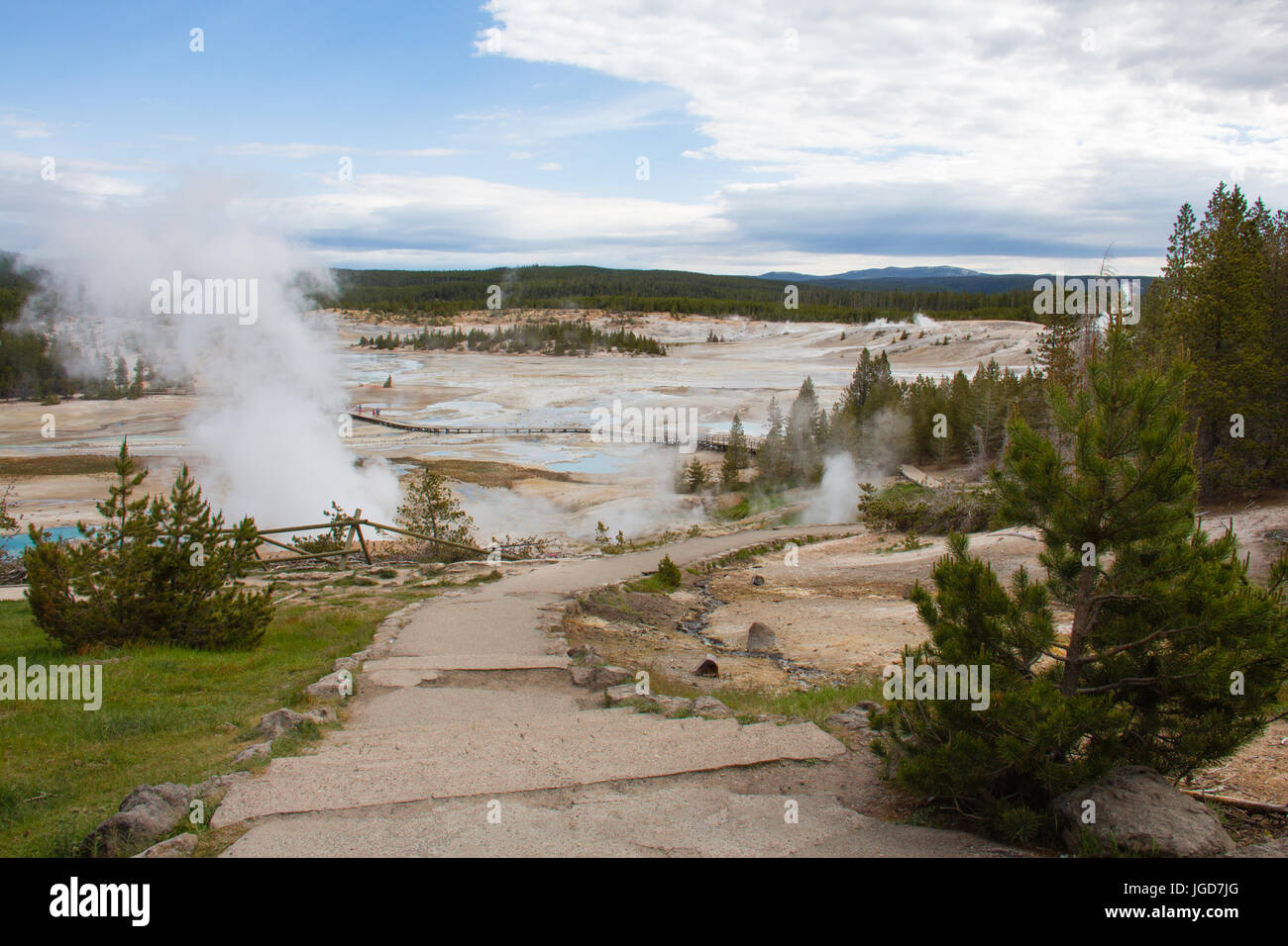 Sommaire des balades au lavabo en porcelaine Norris Geyser Basin dans le Parc National de Yellowstone Banque D'Images