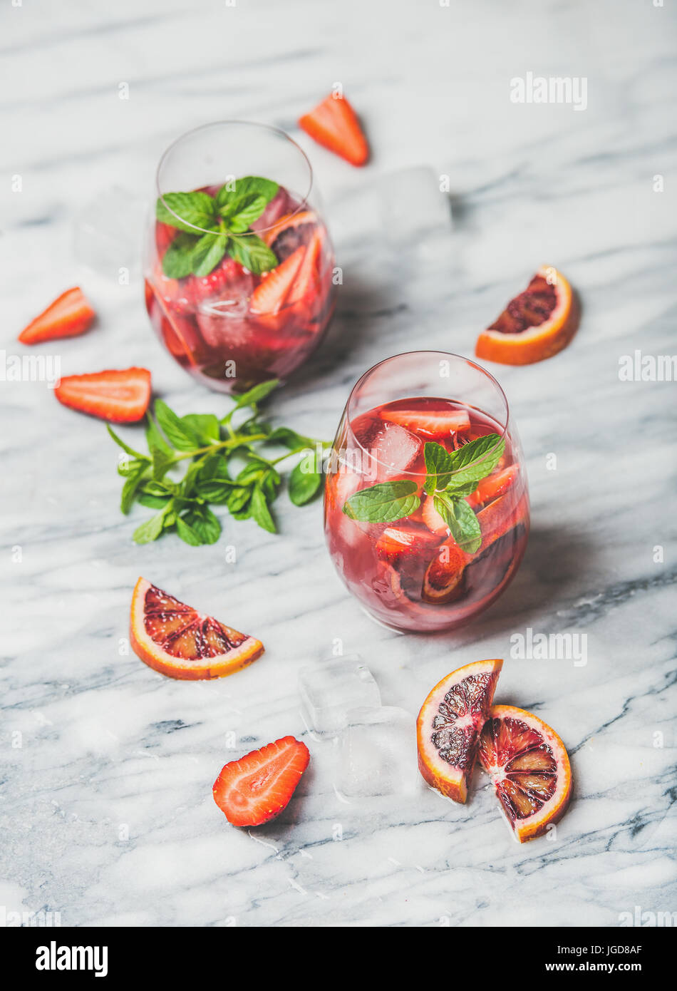 Orange et Sangria estivale fraise dans les verres, en arrière-plan Photo  Stock - Alamy