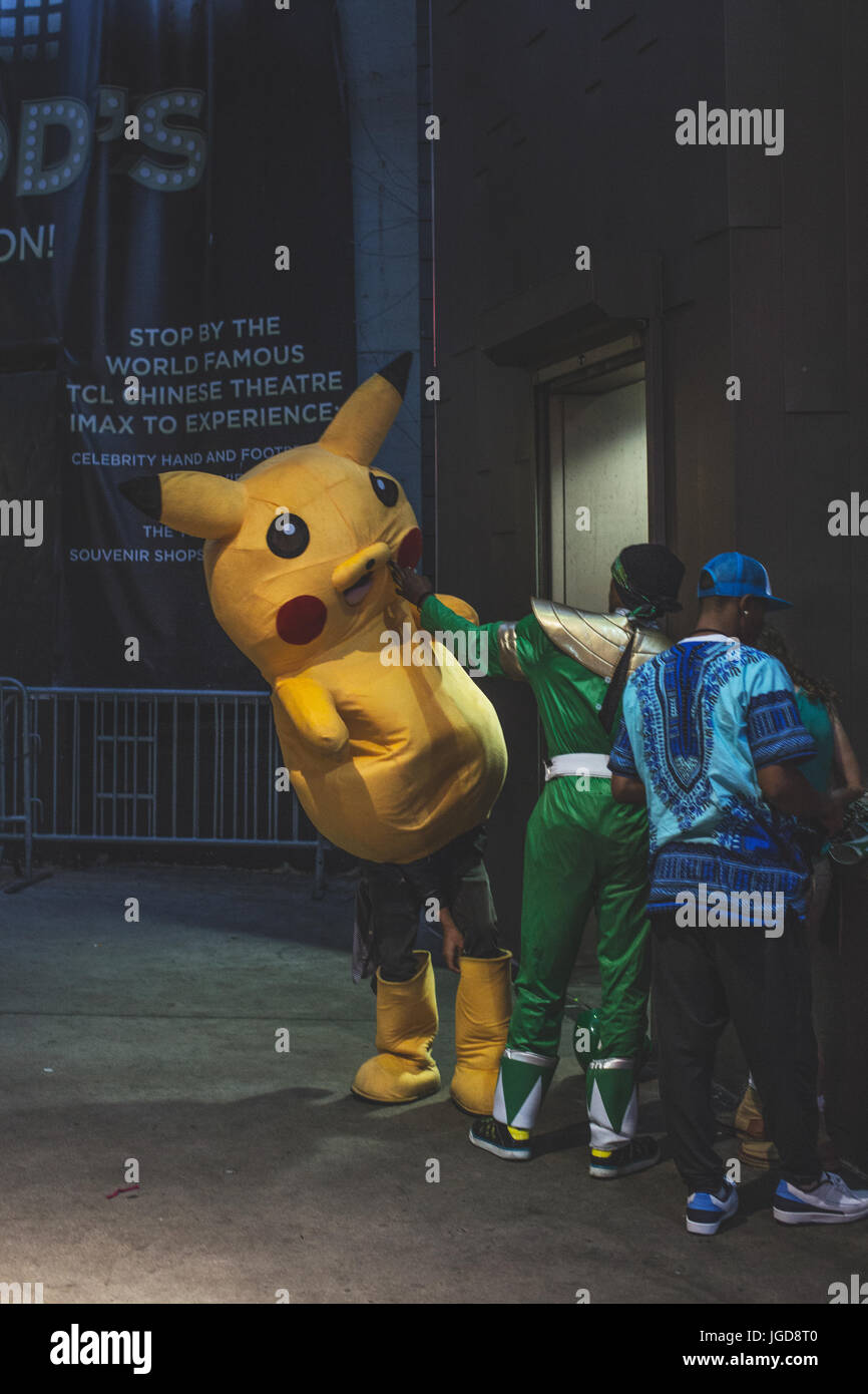 Une personne porte un Pikachu Monster Custom à Los Angeles, la deuxième ville la plus peuplée des États-Unis. Banque D'Images