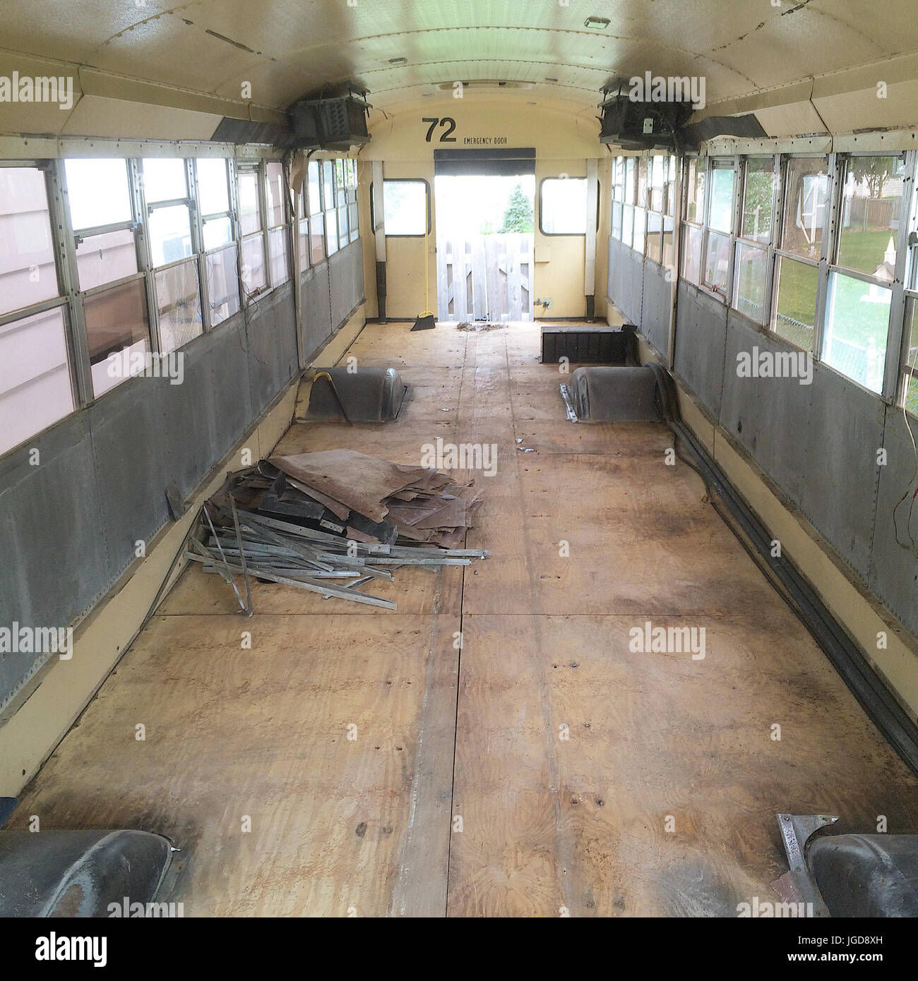 Avant la conversion. Rencontrer la famille qui a passé plus de £23K la conversion de leur célèbre American school bus dans une maison mobile hors-réseau complet avec Banque D'Images