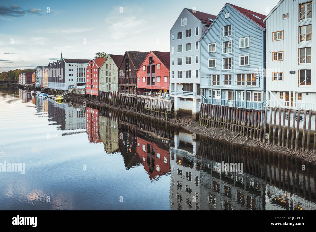 Maisons en bois vivant le long de la côte de la rivière. Trondheim, Norvège. Correction tonale froid filer photo Banque D'Images