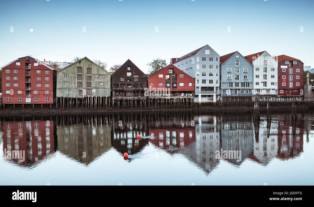 Maisons en bois dans la vieille ville de Trondheim, en Norvège. Côte de la rivière Nidelva. Correction tonale froid filer photo Banque D'Images
