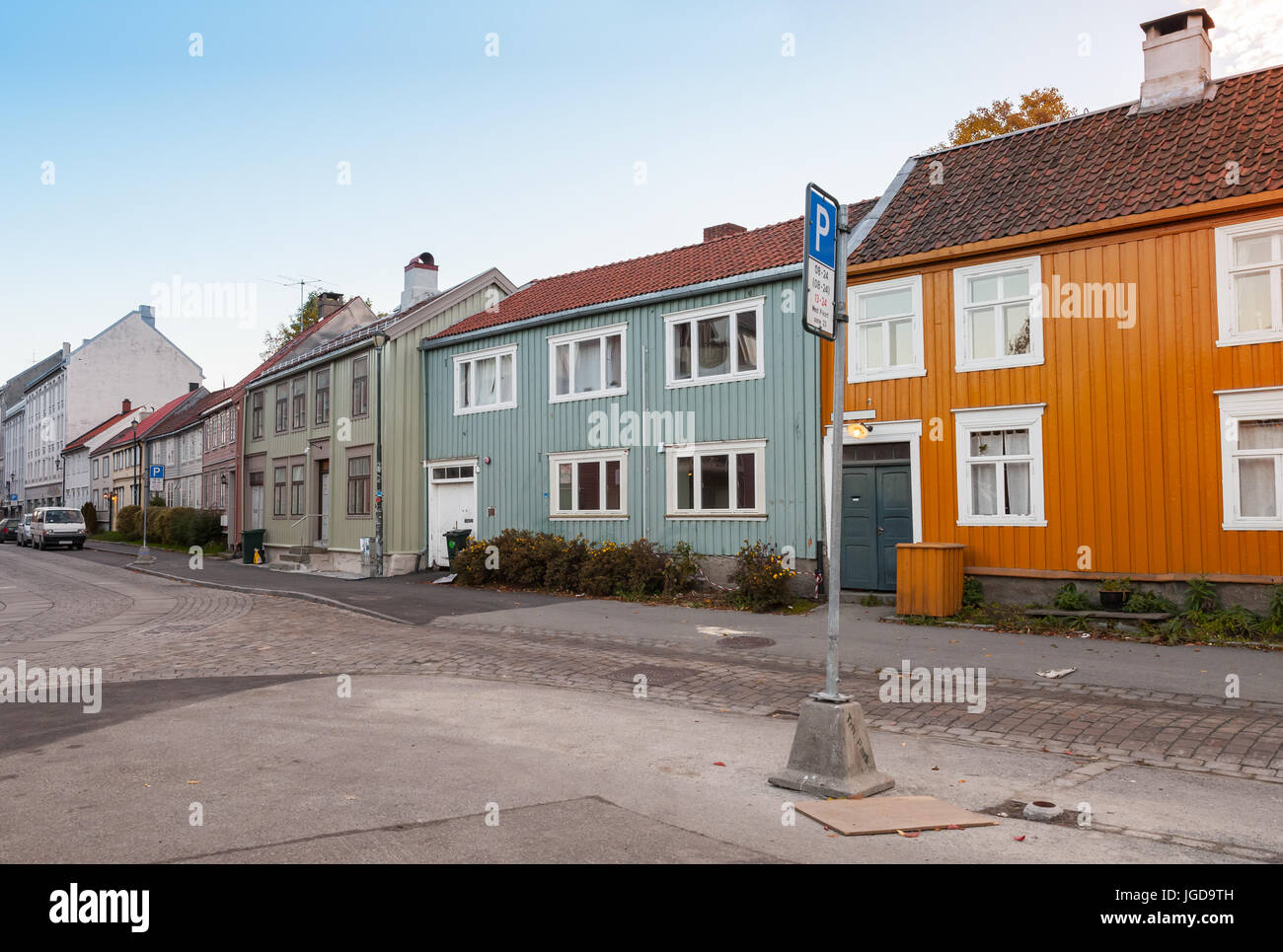 Maisons en bois scandinave stand le long de Old street à Trondheim, Norvège Banque D'Images