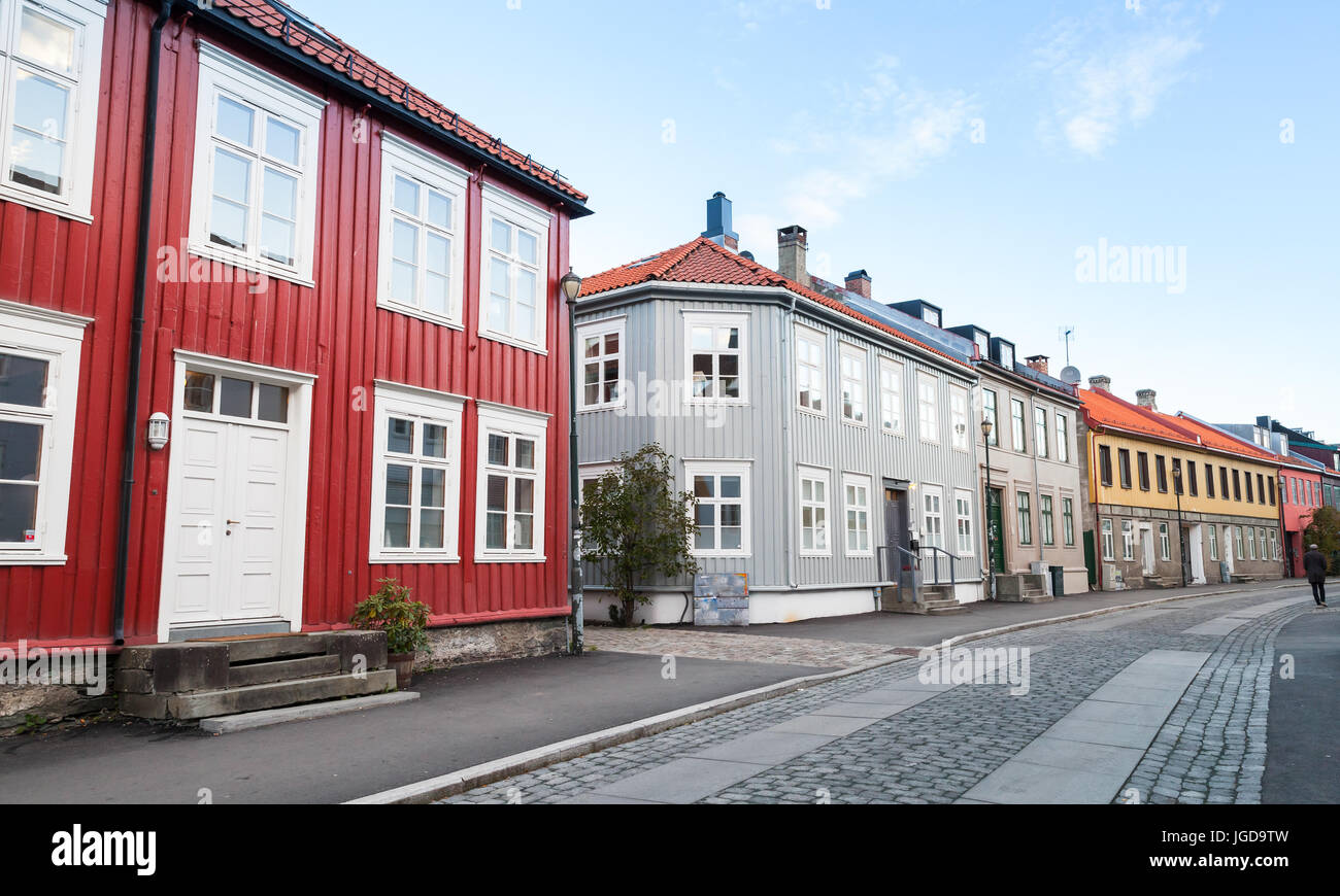 Maisons en bois scandinave traditionnel stand le long de la rue à Trondheim, Norvège Banque D'Images