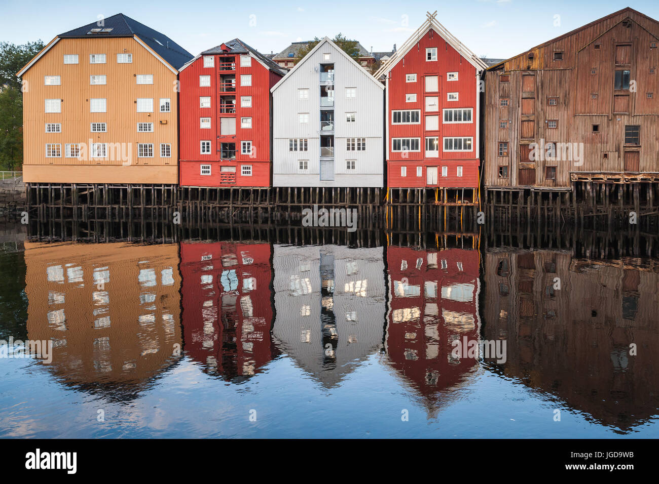 L'autre de la rivière Nidelva. Maisons en bois coloré dans la vieille ville de Trondheim, Norvège Banque D'Images
