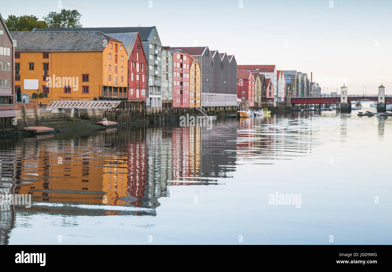 Maisons en bois vivant dans une rangée le long de la côte de la rivière. Trondheim, Norvège Banque D'Images
