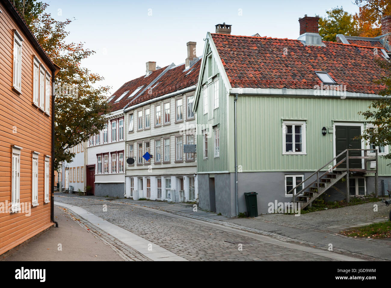 Maisons en bois scandinave traditionnel stand le long de Old street à Trondheim, Norvège Banque D'Images