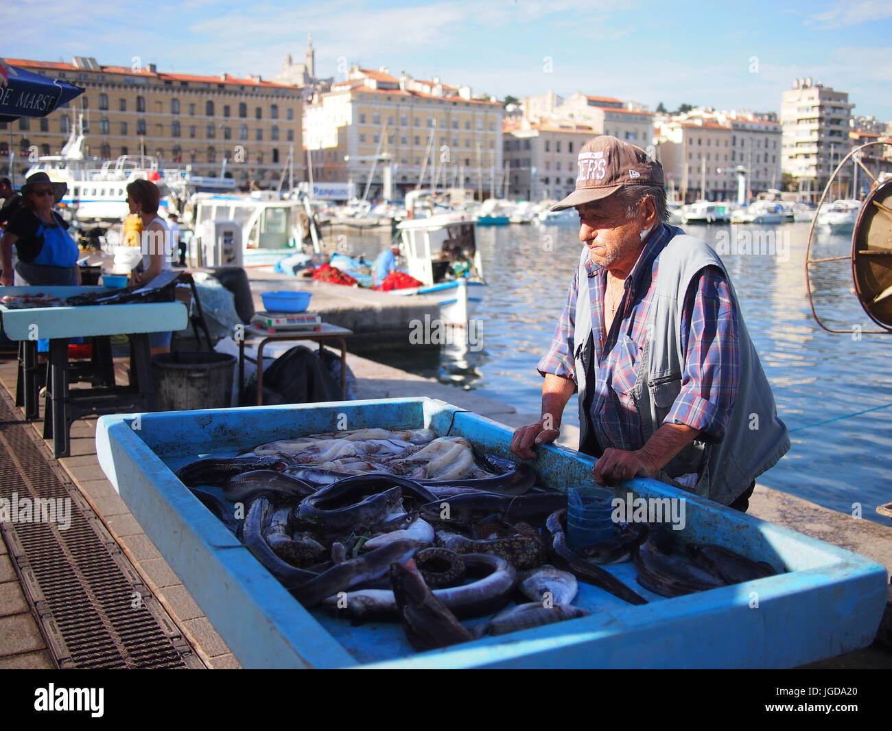 Marseille, France - 10 juin 2016 : Tôt le matin à Marseille est plus grand marché aux poissons du vieux port soleil Banque D'Images