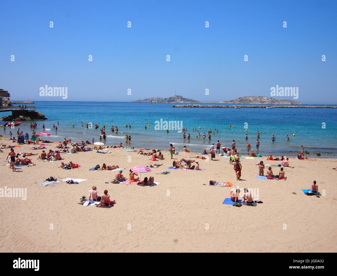 Marseille, France - Juillet 01, 2016 : les touristes visiter le centre-ville plage à Marseille pendant une chaude journée d'été Banque D'Images