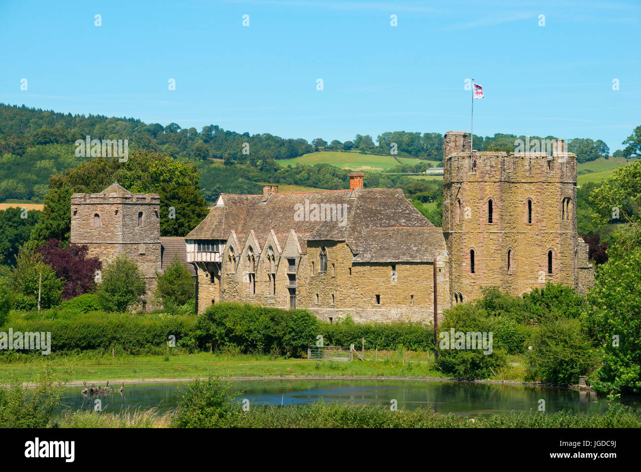 Stokesay Castle et l'église de St Jean le Baptiste, près de Craven Arms, Shropshire. Banque D'Images