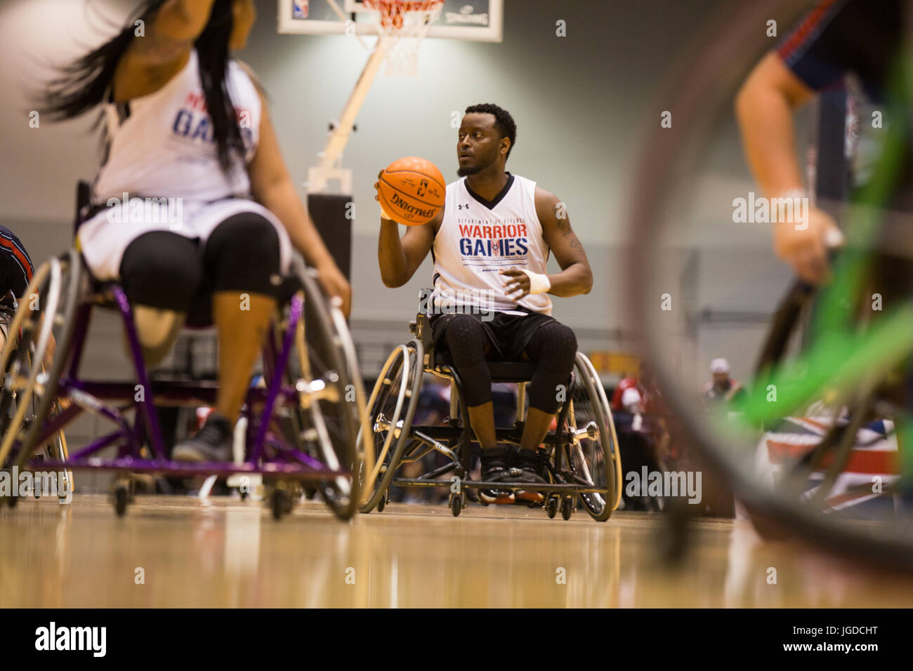 Vétéran de l'armée américaine de Charles Hightower, Arlington, Texas, pour la pratiques. La compétition de basket-ball en fauteuil roulant pour le ministère de la Défense 2017 Warrior Jeux à Chicago, Illinois, le 30 juin 2017. La DOD Warrior Jeux sont un événement annuel permettant aux blessés, malades et blessés militaires et anciens combattants au style paralympiques sports comme le tir à l'arc, randonnée à vélo, terrain, tir, le volleyball assis, natation, athlétisme et de basket-ball en fauteuil roulant. (U.S. Photo de l'armée par la FPC. Genèse Gomez) Banque D'Images