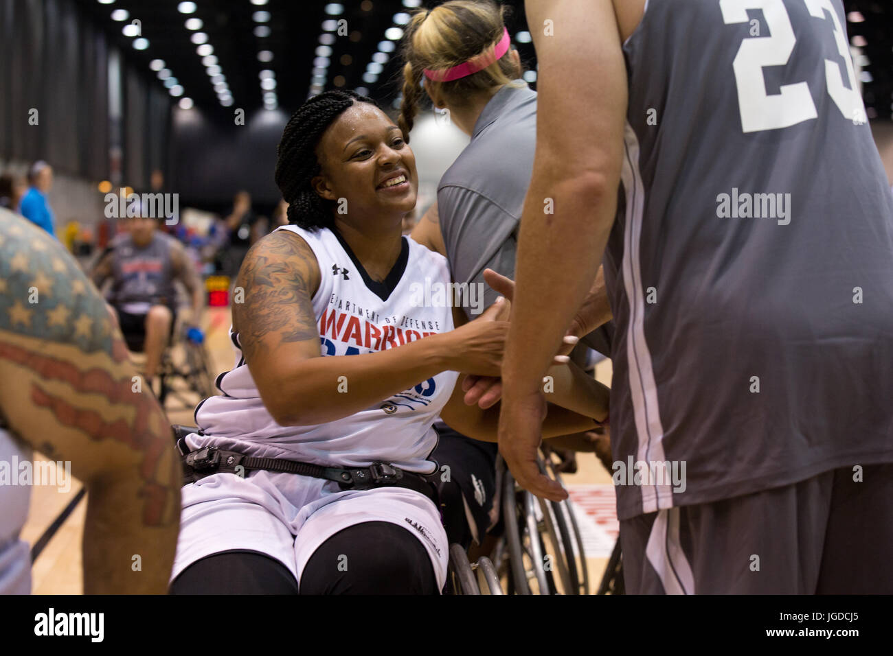 La CPS de l'armée américaine. Stephanie Morris, de Bethesda, Md, félicite l'équipe adverse après une pratique pour la compétition de basket-ball en fauteuil roulant pour le ministère de la Défense 2017 Warrior Jeux à Chicago, Illinois, le 30 juin 2017. La DOD Warrior Jeux sont un événement annuel permettant aux blessés, malades et blessés militaires et anciens combattants au style paralympiques sports comme le tir à l'arc, randonnée à vélo, terrain, tir, le volleyball assis, natation, athlétisme et de basket-ball en fauteuil roulant. (U.S. Photo de l'armée par la FPC. Genèse Gomez) Banque D'Images