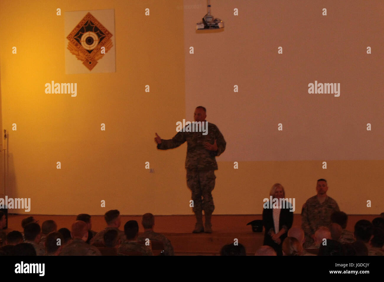 Battle Group Pologne Commandant, le Lieutenant-colonel Steven Gventer, adresses, les soldats avant un examen préalable à l'avance du nouveau Spiderman Retour film exclusivement pour les soldats à Bemowo Piskie Zone formation le 30 juin. La formation multinationale unique, des États-Unis, du Royaume-Uni et de soldats roumains servir avec la 15e Brigade mécanisée polonaise comme une force de dissuasion dans le nord-est de la Pologne à l'appui de l'OTAN vers l'amélioration de la présence. ( U.S. Army photo par le Sgt. Jimmy Golden/libérés) Banque D'Images