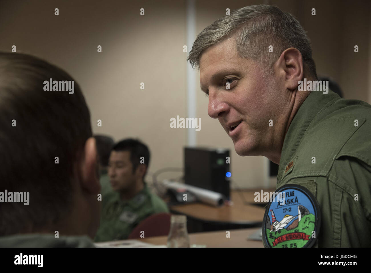 Le Major de l'US Air Force, le Bassett Rex 51e Escadre de chasse, directrice adjointe des opérations hors de Base aérienne Osan, en Corée, discuter des projets avec les pilotes au cours de l'exercice Red Flag Alaska-17-2, 12 juin 2017, à Eielson Air Force Base, en Alaska. Avant le vol, les pilotes se réunissent pour discuter des objectifs, des rôles et des tactiques de vol pour une mission. (U.S. Air Force photo par un membre de la 1re classe Sadie Colbert) Banque D'Images