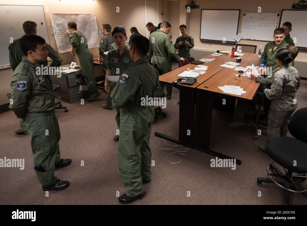 République de Corée, l'Armée de l'air et de l'US Air Force Air Force d'autodéfense du Japon membres commencent la planification de la mission au cours de l'exercice Red Flag Alaska-(RF-A) 17-2, 12 juin 2017, à Eielson Air Force Base, en Alaska. RF-A est de deux semaines, une importante force multilatérale de l'exercice avec beaucoup d'autres pays, dont le Danemark, la Finlande et Israël, qui participent à une meilleure tactique comme une unité cohérente. (U.S. Air Force photo par un membre de la 1re classe Sadie Colbert) Banque D'Images