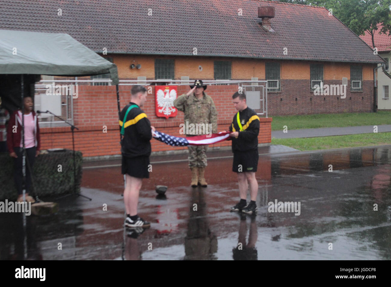 Pologne Groupe de combat des soldats américains déplier le drapeau des États-Unis au cours de la matinée formation du groupe de bataille du premier jour de l'indépendance Fête nationale à Bemowo Piskie Zone de formation le 4 juillet. Cette année, la maison de vacances a tenu une signification particulière pour la bataille des soldats américains du groupe qu'ils ont pu partager un jour de l'indépendance traditionnelle célébration avec leurs partenaires roumains et britanniques stationnés avec eux en Pologne. (U.S. Photo par le Sgt armée Jimmy Golden/libérés) Banque D'Images