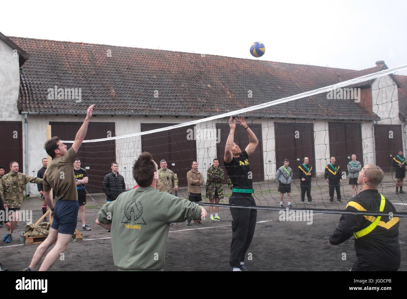 Pologne Groupe de combat des soldats américains et britanniques jouer au volley-ball pendant la bataille du premier groupe Independence Day celebration at Bemowo Piskie Zone de formation le 4 juillet. Cette année, la maison de vacances a tenu une signification particulière pour la bataille des soldats américains du groupe qu'ils ont pu partager un jour de l'indépendance traditionnelle célébration avec leurs partenaires roumains et britanniques stationnés avec eux en Pologne. (U.S. Photo par le Sgt armée Jimmy Golden/libérés) Banque D'Images