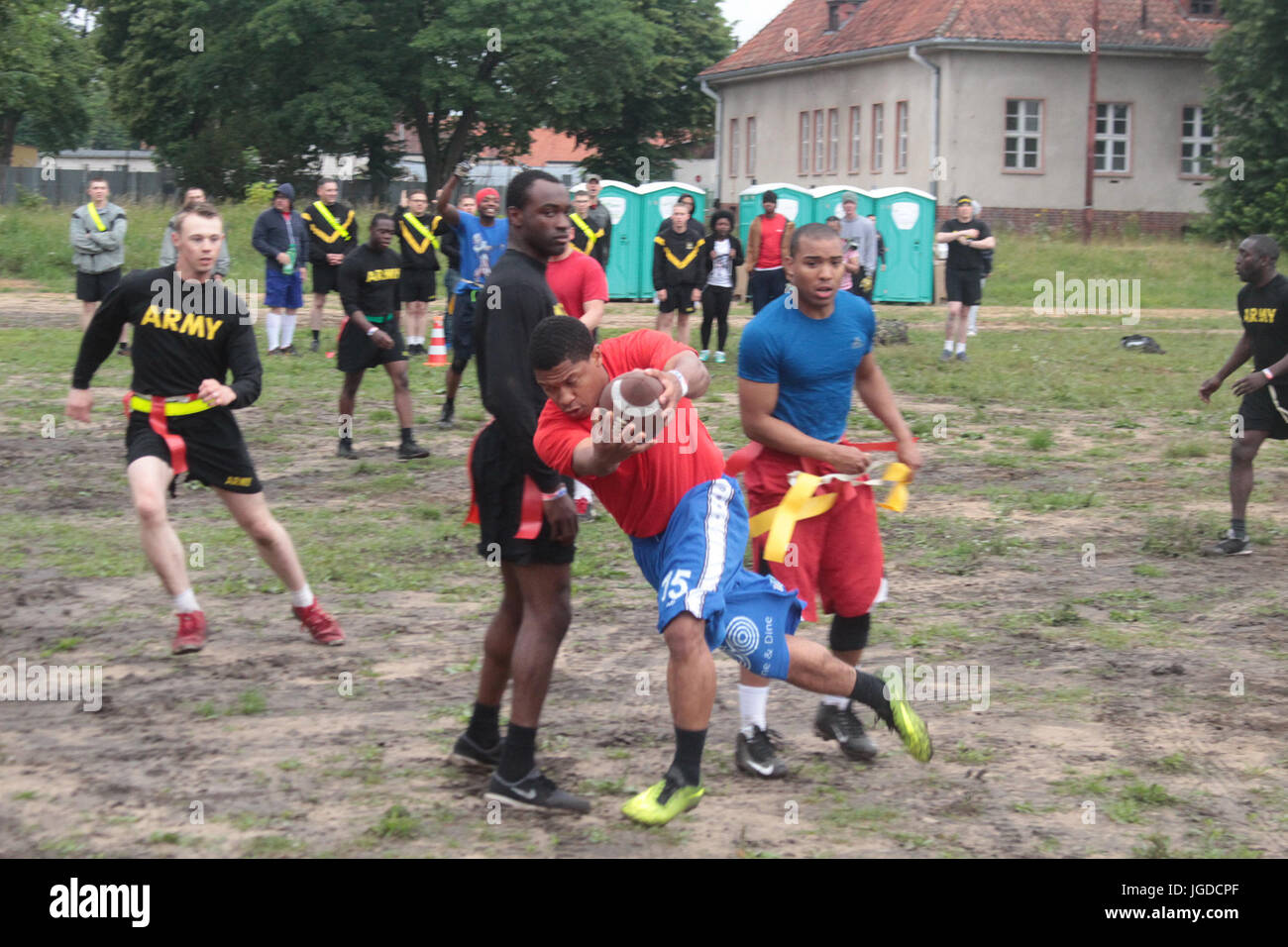 Pologne Groupe de combat des soldats américains jouent au football au cours de la bataille du premier groupe Independence Day celebration at Bemowo Piskie Zone de formation le 4 juillet. Cette année, la maison de vacances a tenu une signification particulière pour la bataille des soldats américains du groupe qu'ils ont pu partager un jour de l'indépendance traditionnelle célébration avec leurs partenaires roumains et britanniques stationnés avec eux en Pologne. (U.S. Photo par le Sgt armée Jimmy Golden/libérés) Banque D'Images