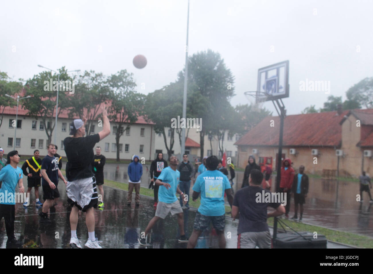 Pologne Groupe de combat des soldats américains jouer au basket-ball pendant la bataille du premier groupe Independence Day celebration at Bemowo Piskie Zone de formation le 4 juillet. Cette année, la maison de vacances a tenu une signification particulière pour la bataille des soldats américains du groupe qu'ils ont pu partager un jour de l'indépendance traditionnelle célébration avec leurs partenaires roumains et britanniques stationnés avec eux en Pologne. (U.S. Photo par le Sgt armée Jimmy Golden/libérés) Banque D'Images