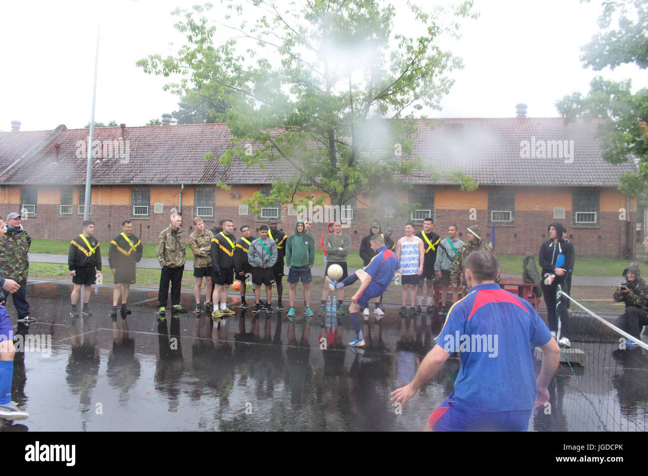 Groupe de combat des États-Unis Pologne et soldats roumains jouer un jeu de tennis pendant la bataille du premier groupe Independence Day celebration at Bemowo Piskie Zone de formation le 4 juillet. Cette année, la maison de vacances a tenu une signification particulière pour la bataille des soldats américains du groupe qu'ils ont pu partager un jour de l'indépendance traditionnelle célébration avec leurs partenaires roumains et britanniques stationnés avec eux en Pologne. (U.S. Photo par le Sgt armée Jimmy Golden/libérés) Banque D'Images
