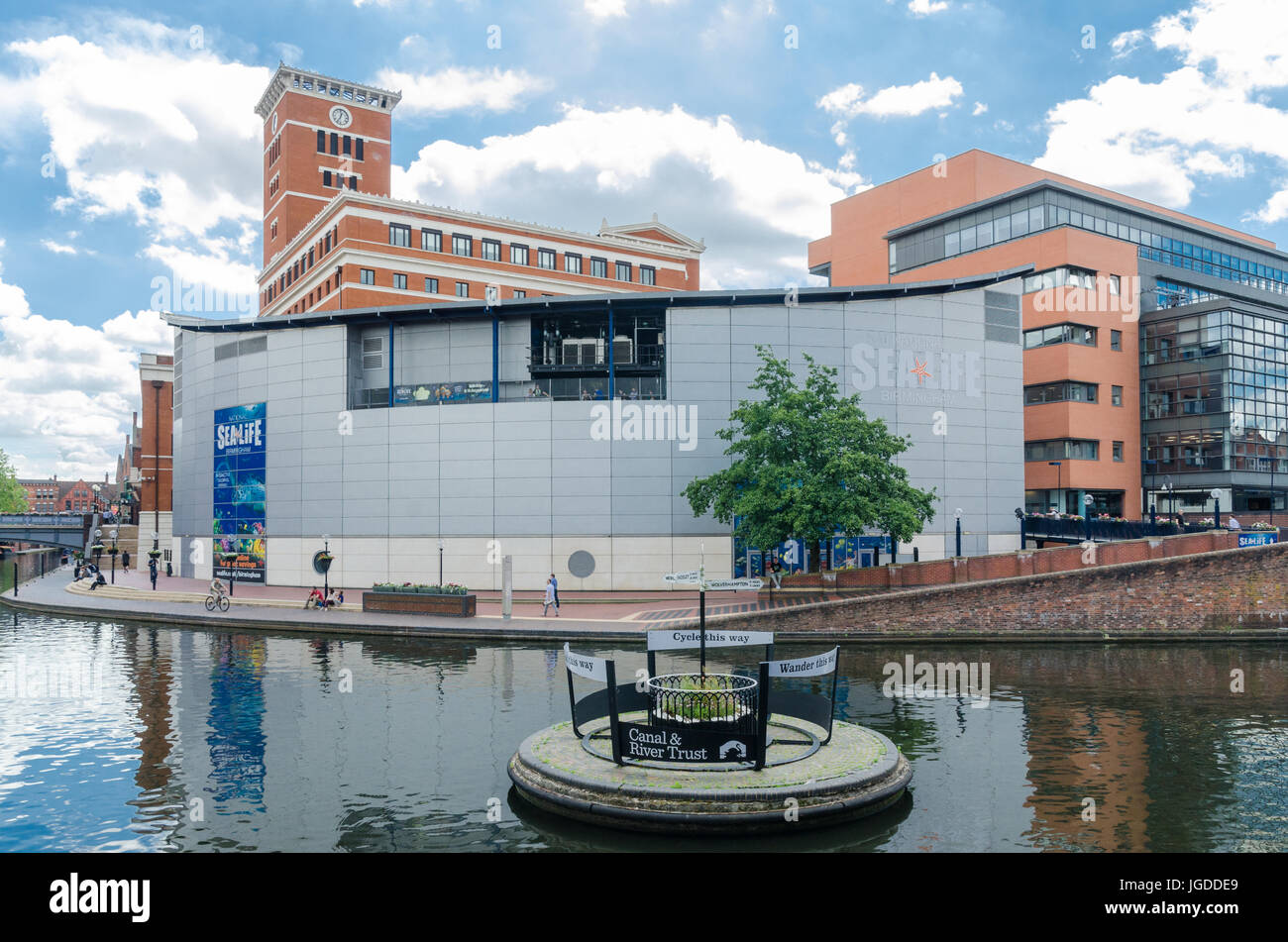Le Sea Life Centre par le canal qui traverse à Birmingham Brindley Place Banque D'Images