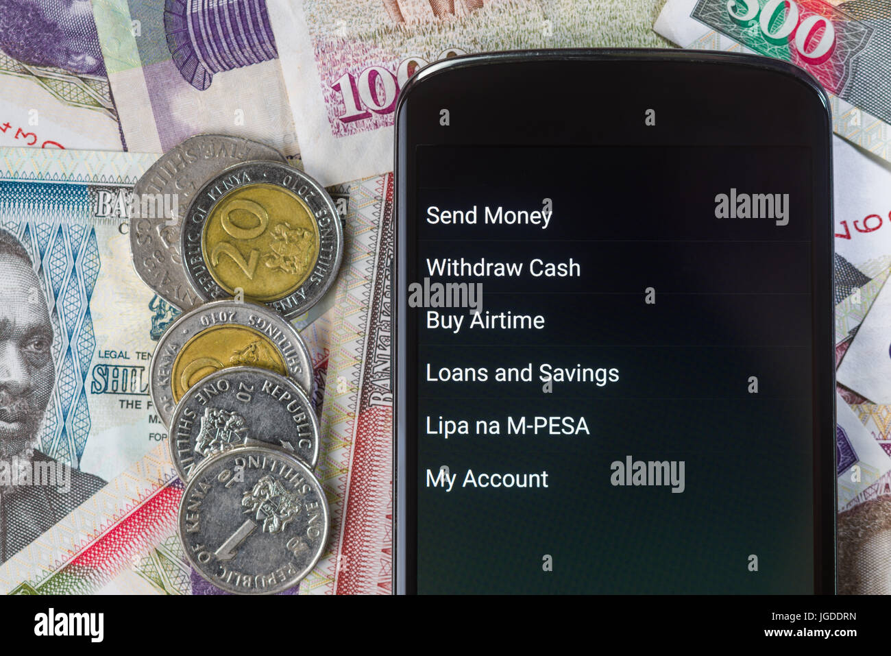 M-Pesa de Safaricom microfinance fintech des transactions d'argent sur votre téléphone avec service Kenyan Shilling bank notes contexte Banque D'Images