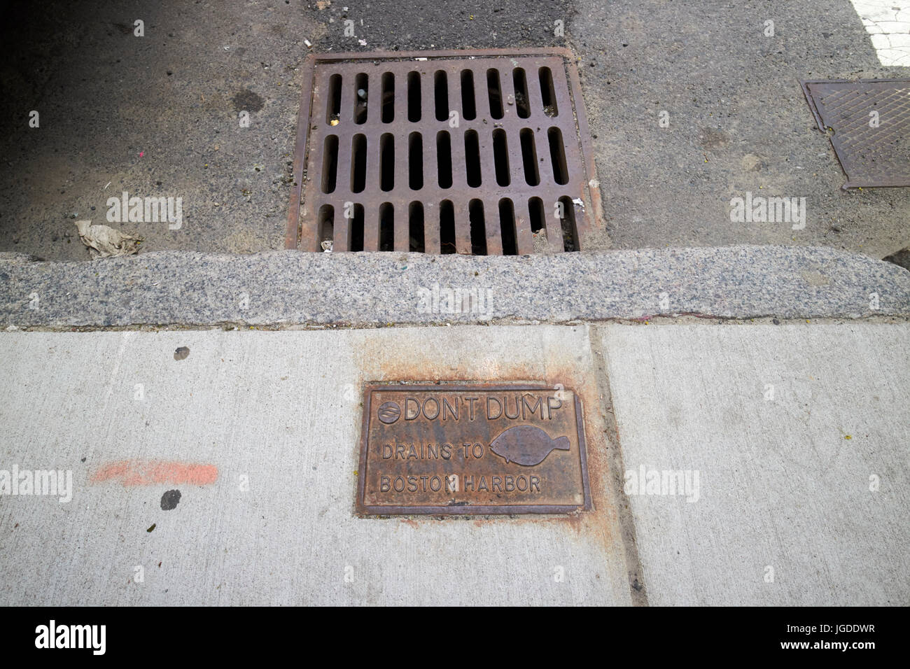 Ne pas déverser d'évacuation jusqu'au port de Boston en regard au niveau de la rue d'évacuation d'eau pluviales Boston USA Banque D'Images