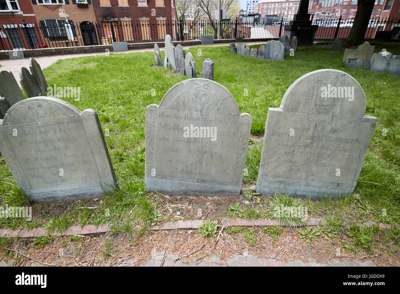 Tête de mort ailée et de saule et de l'urne sur les pierres tombales de copps hill Burying Ground Boston USA Banque D'Images