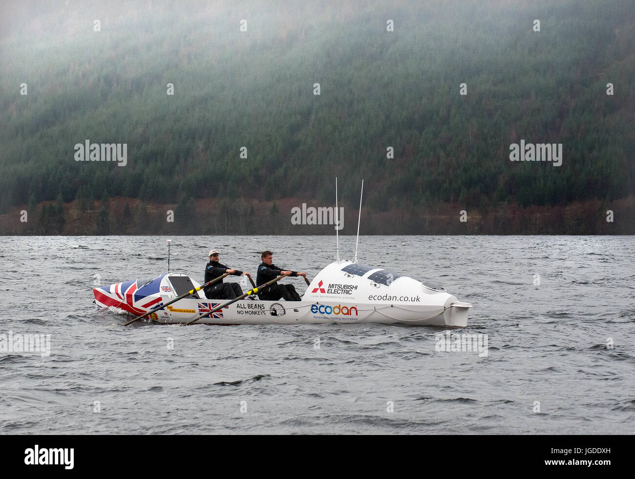 Un bateau d'aviron de mer en cours d'essais sur le Loch Lochy, près de Fort William, Écosse. Banque D'Images