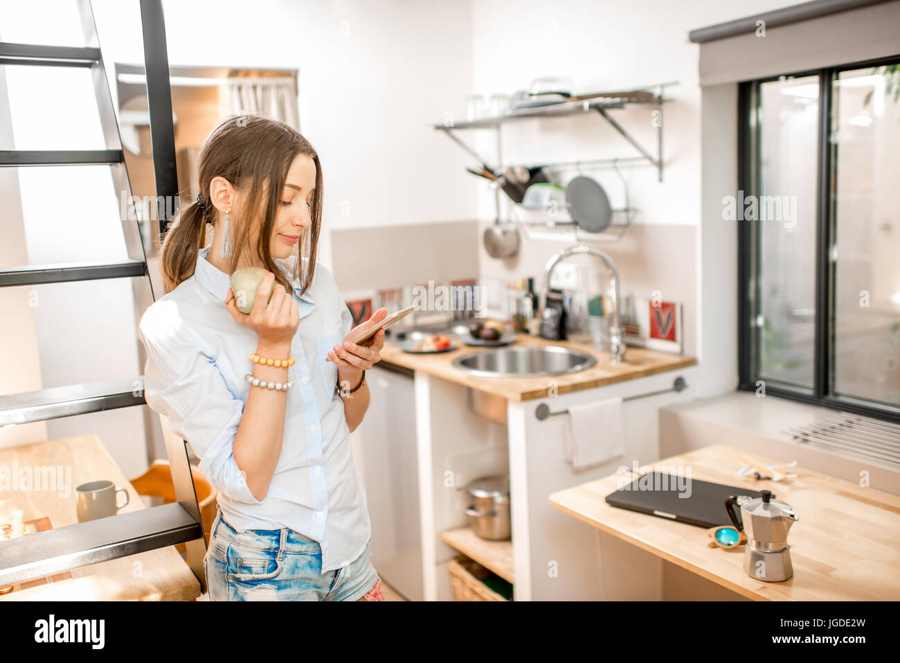 Femme dans la cuisine du chalet Banque de photographies et d’images à haute résolution Alamy