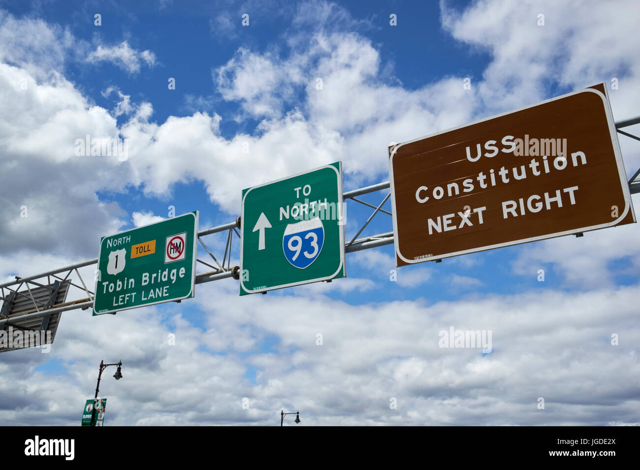 Les panneaux routiers contre blue cloudy sky pour l'us 1 tobin bridge au nord de l'interstate 93 et de l'USS Constitution Boston USA Banque D'Images