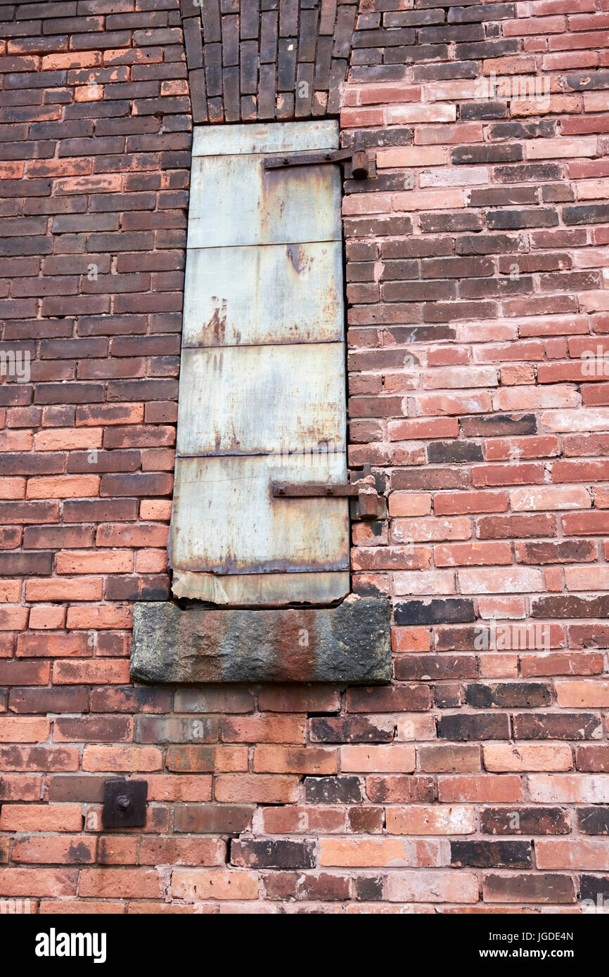 Portes et fenêtres volets roulants métalliques dans les magasins hoosac old brick warehouse laine Charlestown Navy Yard Boston USA Banque D'Images
