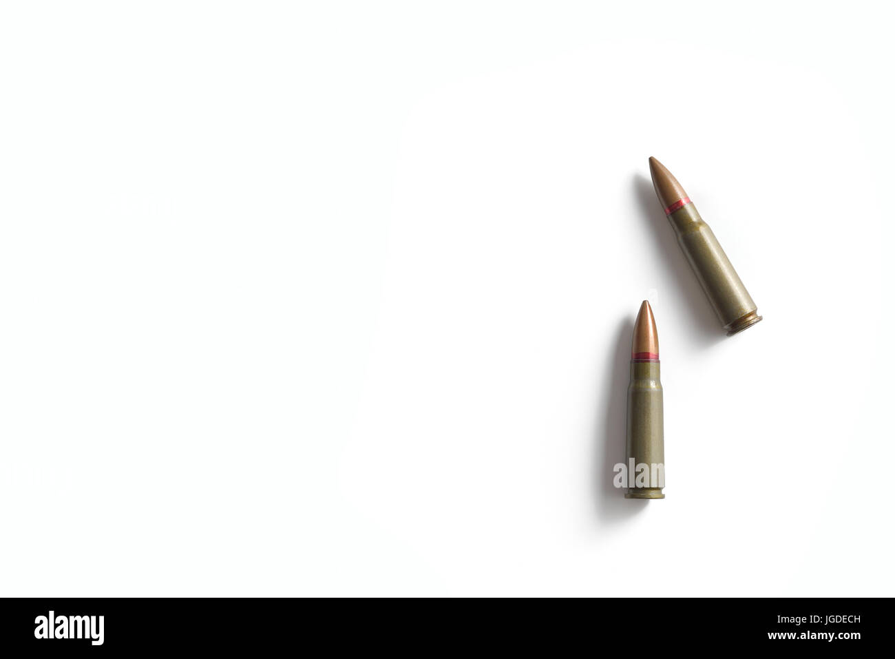 Deux balles de fusil isolé sur un fond blanc de munitions militaires. Banque D'Images
