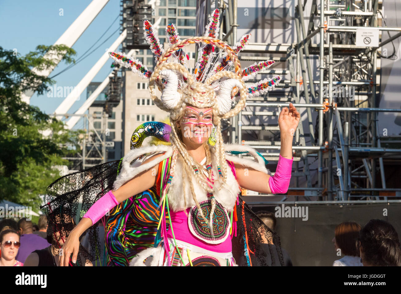 Montréal, le 3 juillet 2017 : artiste en costume coloré au Festival de Jazz de Montréal à pied Banque D'Images