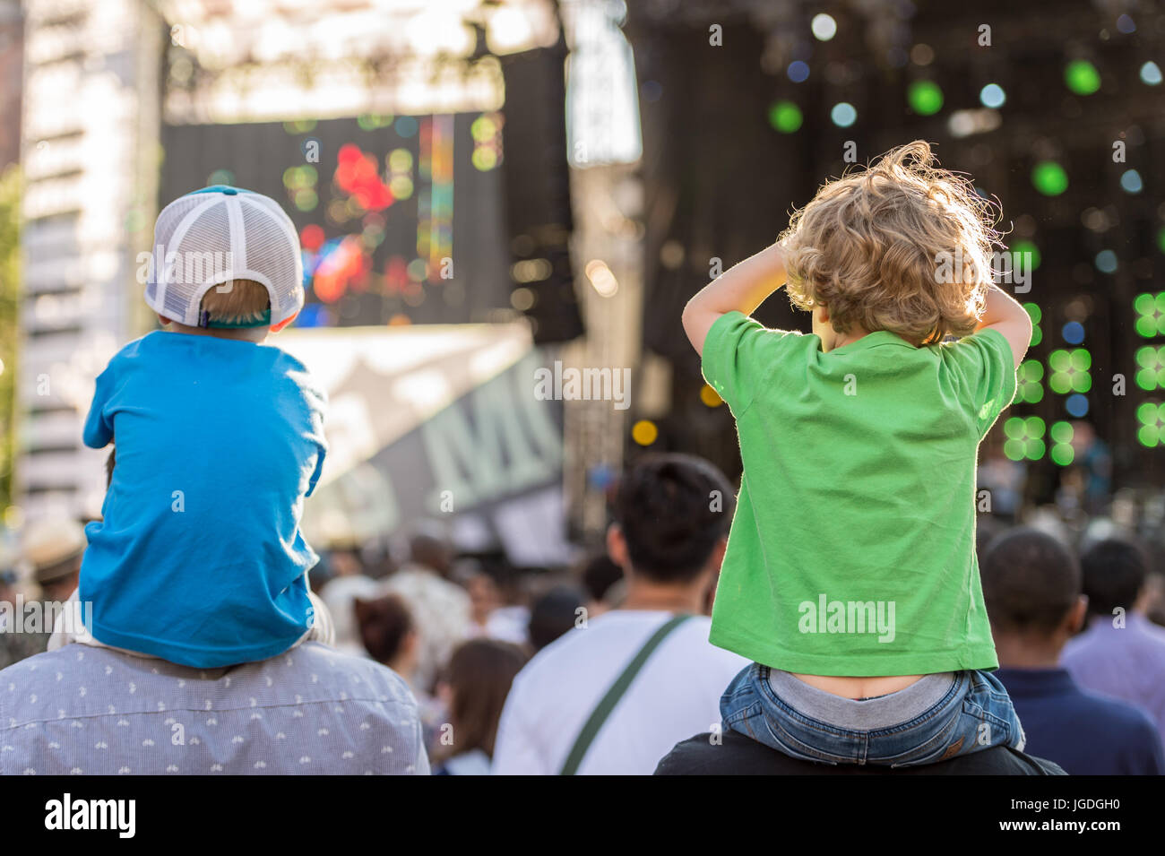 Montréal, le 3 juillet 2017 : deux garçons assis sur les épaules de leurs pères à la recherche à un spectacle au festival de Jazz de Montréal Banque D'Images