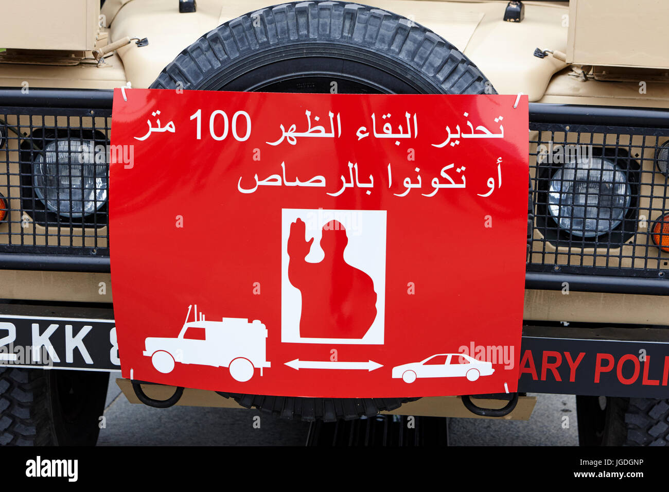 Panneau d'avertissement rouge de l'armée britannique pour le trafic à rester en arrière à 100 mètres de véhicule militaire uk Banque D'Images