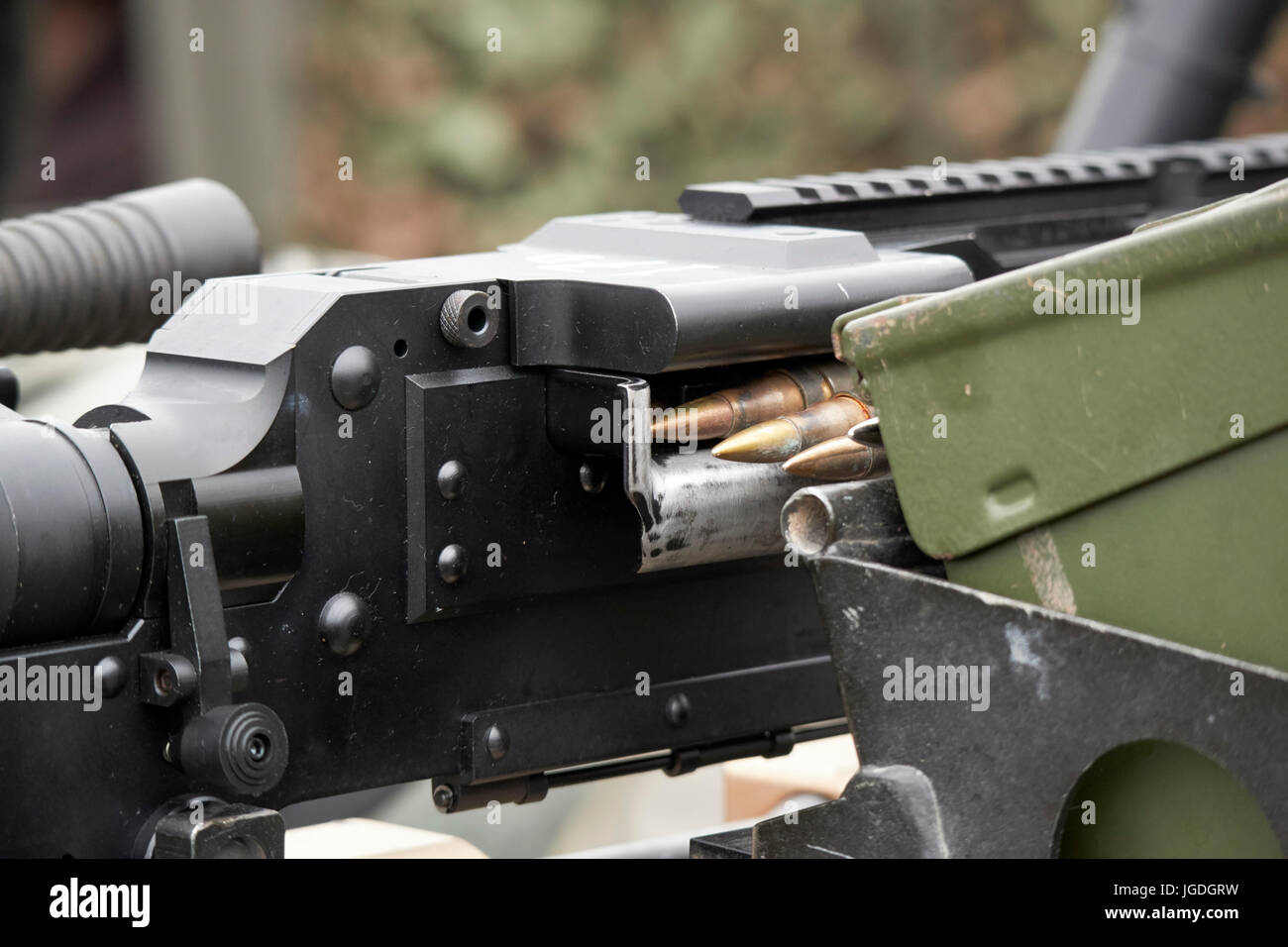 Ceinture de balles chargées dans arme mitrailleuse montée sur un véhicule de l'armée britannique uk Banque D'Images