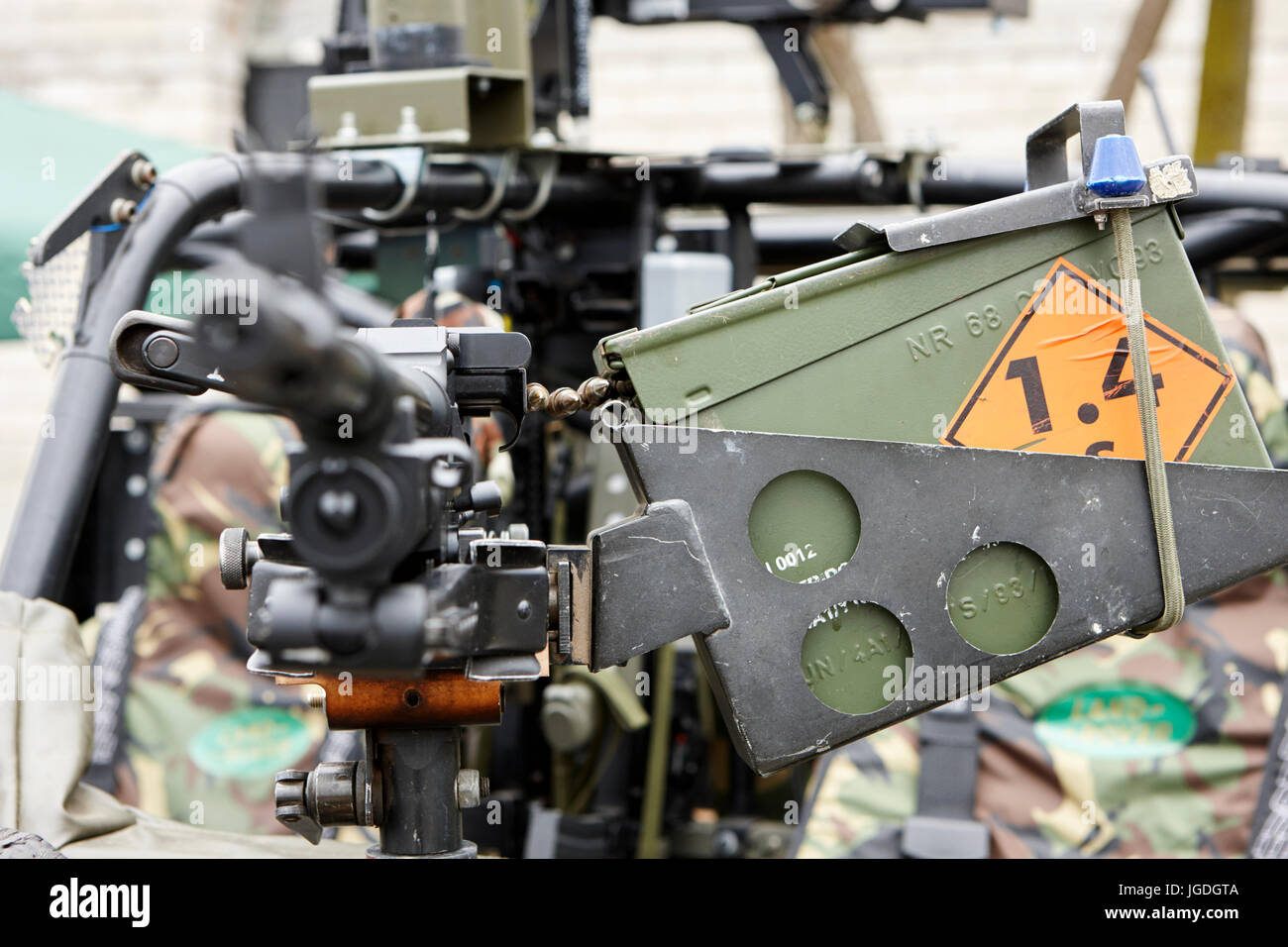 Ceinture de balles chargées dans arme mitrailleuse montée sur un véhicule de l'armée britannique uk Banque D'Images