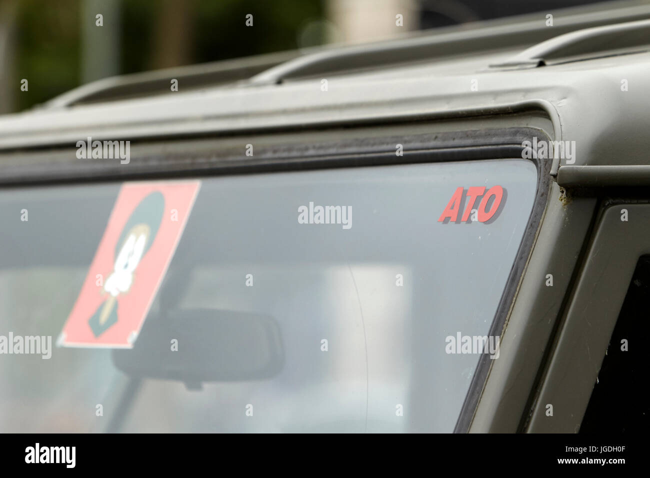 Landrover ato avec felix original d'irlande mascotte de l'élimination des explosifs et munitions de l'armée britannique uk Banque D'Images