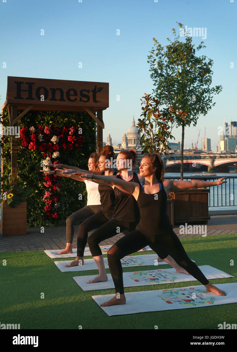 (De gauche à droite) Jemma Stephens de Londres, Emma Cagill de Londres, Laura Beech de Birmingham et Danni Hill de Middlesbrough participent à un cours de yoga dans un jardin pop-up sur la rive sud de Londres pour le lancement de Honest, la marque de boissons biologiques, ouvert jusqu'au samedi 8 juillet. Banque D'Images