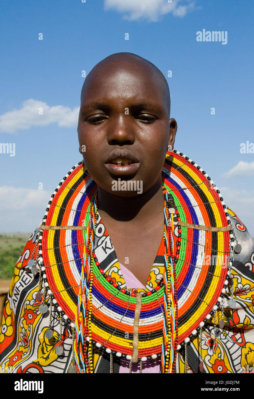 KENYA, Masai Mara - 19 juillet 2011 : Portrait d'un Masaï en vêtements traditionnels. Banque D'Images