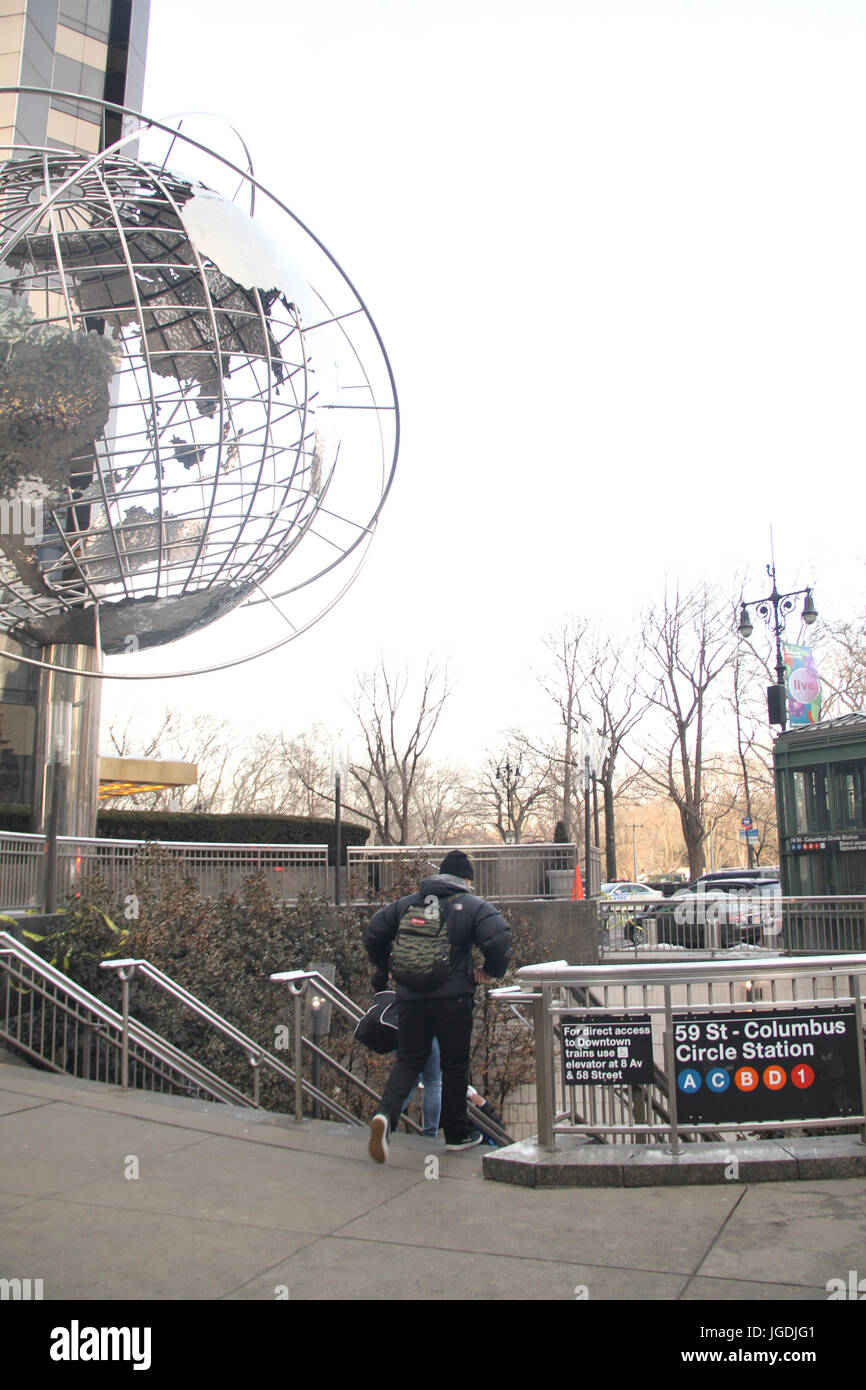 Globe terrestre, Unisphere, Trump International Hotel and Tower, Central Park, New York, United States Banque D'Images