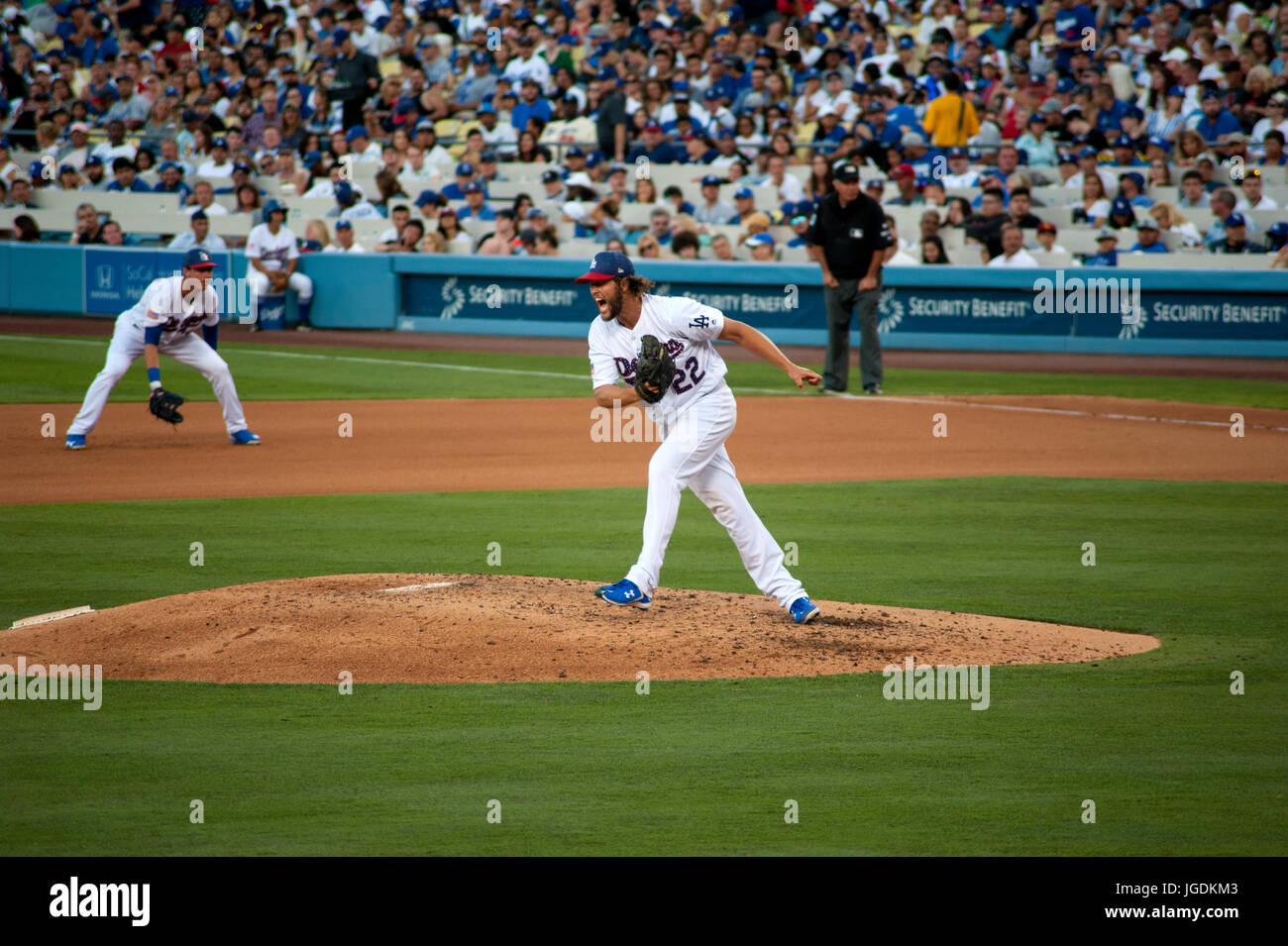 Ace Dodger pitcher Clayton Kershaw réagit de façon spectaculaire après la suppression de l'opposition à la pâte tout en lançant au Dodger Stadium à Los Angeles, CA Banque D'Images