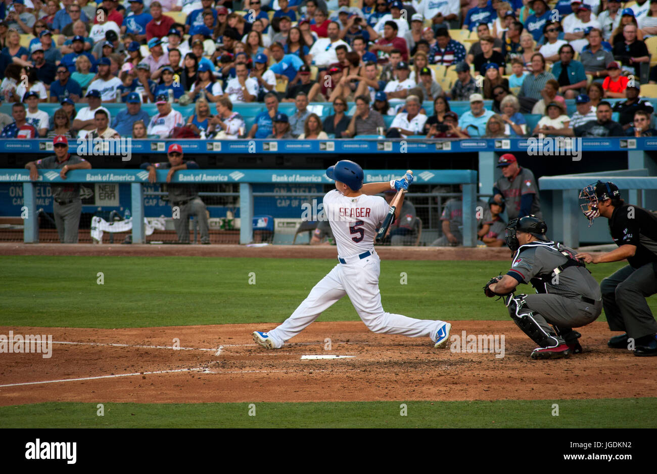 Joueur étoile des Dodgers de Los Angeles, Corey Seager au bâton au Dodger Stadium à Los Angeles, CA Banque D'Images