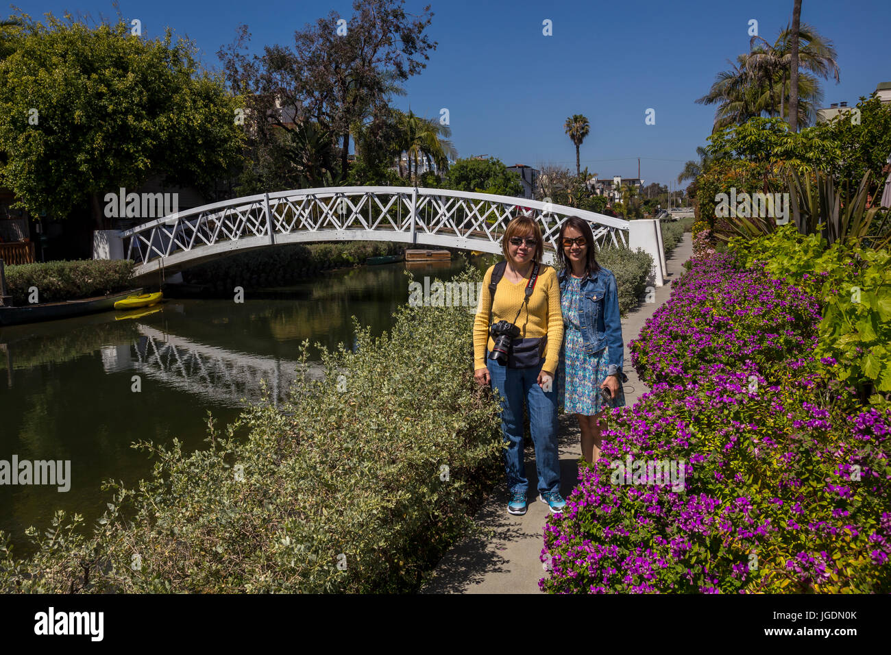 D'origine asiatique, les femmes adultes, tante et nièce, touristes, visiter, canaux de Venise, Venise Canal Historic District, Venice, Los Angeles, Californie Banque D'Images