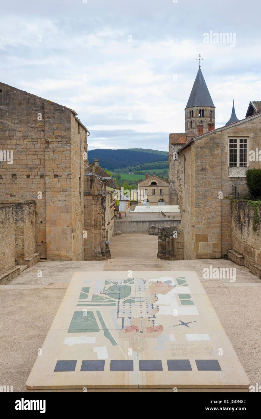 CLUNY, FRANCE - avril 2014 ; ruines de l'Abbaye de Cluny. Banque D'Images