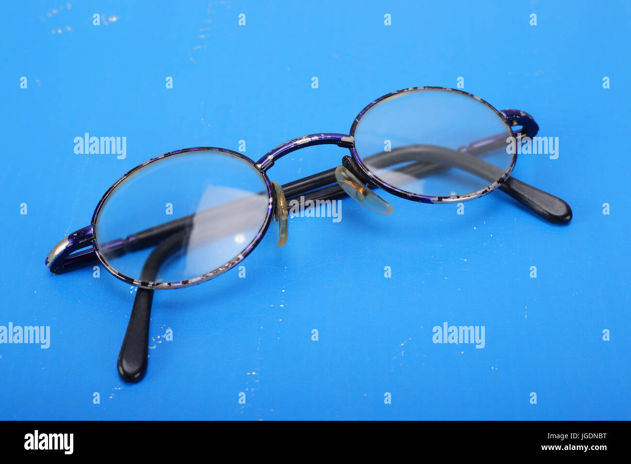 Accessoires Homme rétro - vieux verres sur un fond en cuir bleu vintage Banque D'Images