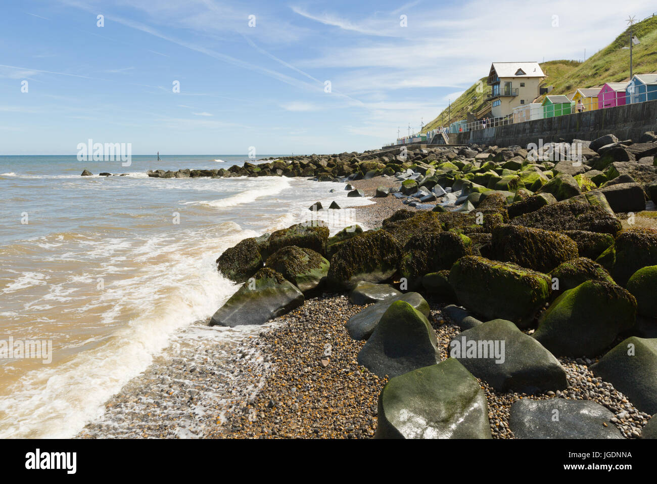 Bloc sanitaire public converti entre les cabanes de plage donnant sur plage de Sheringham, Norfolk, Royaume-Uni. non aiguisé Banque D'Images