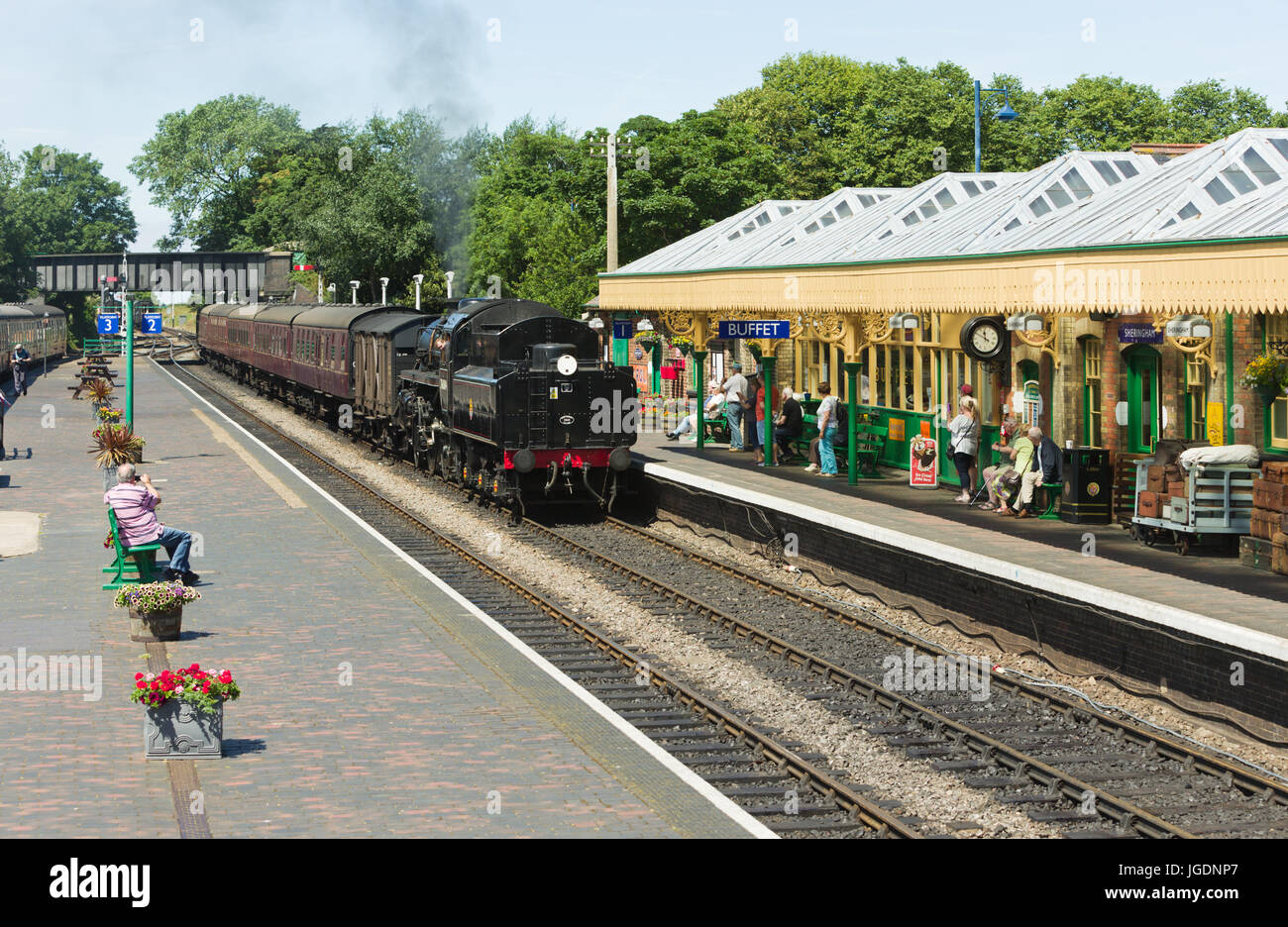 Machine à vapeur train arrivant en gare de North Norfolk, plate-forme non aiguisé Sheringham. Banque D'Images